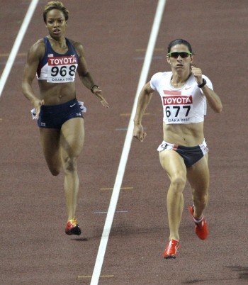 Reuters - La mexicana Ana Guevara, a la derecha, clasificó a las finales en los 400 metros.