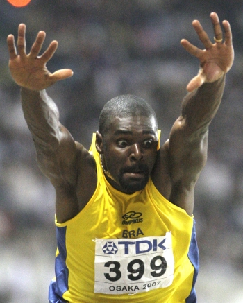 AP - Gregório, un atleta de 2.02 metros de estatura, se estiró hasta los 17.59 metros y dio a Latinoamérica la segunda presea en Osaka tras la victoria del marchista ecuatoriano Jeferson Pérez en los 20 kilómetros.