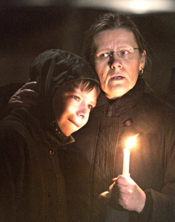AP - Fieles oran en Ontario, Canadá, durante el entierro del Santo Padre.
