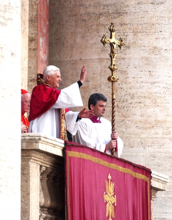 AP - Benedicto XVI anunció que actuará con instrumentos suficientes para que pueda llevar adelante su Pontificado y añadió: y sobre todo confío en vuestras plegarias.