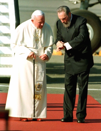 Reuters - Una de las visitas más polémicas del Papa fue la que hizo a Cuba el 21 de enero de 1988. En su llegada a La Habana fue recibido por Fidel Castro.