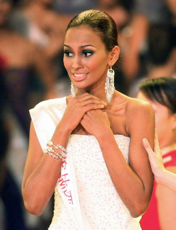 AP - La colombiana, quien en julio pasado había sido elegida Miss World Coffee Queen, en Houston, Texas, Estados Unidos, lució un espectacular traje blanco del diseñador Eric Pérez.