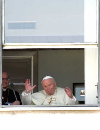AP - Este saludo dominical fue corto, en el se vio a un Papa un poco decaído por la enfermedad.
