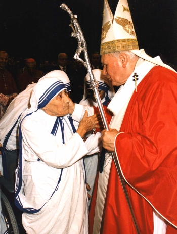 AP - El Papa alcanzó a beatificar a su gran amiga la madre Teresa de Calculta, con quien compartió el amor por los más necesitados.