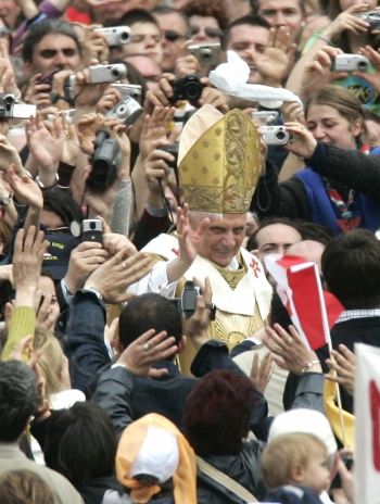 Reuters - Los miles de fieles ondearon banderas, aplaudieron y le aclamaron. Benedicto XVI, contento, sereno, sonriente, no cesó de bendecir, mientras sonaba en la plaza música de Bach y repicaban las campanas de San Pedro.