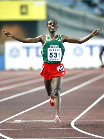 AP - En las cinco finales por medallas de este lunes sobresalió el fondista etíope Kenenisa Bekele, un astro de las pistas que consiguió en Osaka su tercera corona de manera sucesiva en los 10.000 metros planos. Antes se impuso en París 2003 y Helsinki 2005.