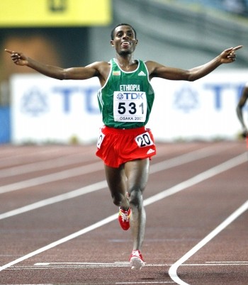 AP - En las cinco finales por medallas de este lunes sobresalió el fondista etíope Kenenisa Bekele, un astro de las pistas que consiguió en Osaka su tercera corona de manera sucesiva en los 10.000 metros planos. Antes se impuso en París 2003 y Helsinki 2005.