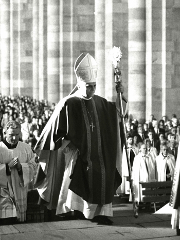 Reuters - Como cardenal en la concelebración de una misa en la ciudad alemana de Speyer en 1990.