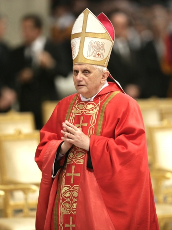 Reuters - Ratzinger disciplinó a los sacerdotes latinoamericanos de la teología de la liberación, denunció la homosexualidad y al matrimonio entre homosexuales y presionó a los curas asiáticos, que veían a las religiones no cristianas como parte de un plan de Dios.