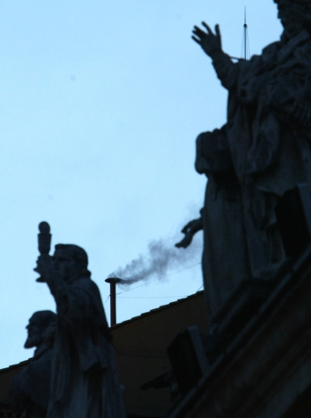 AP - El Vaticano anunció que en esta oportunidad no ocurrirá como en el cónclave de 1978 que eligió a Juan Pablo I, cuando el humo blanco que salió no se distinguió, ya que era de un color grisáceo.