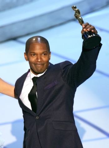 AP - Jamie Foxx, como en los pronósticos, se llevó el Oscar a Mejor actor por su actuación en Ray.