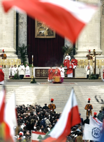 AP - Banderas de Polonia, la tierra natal de Juan Pablo, lo homenajearon en la Plaza de San Pedro.