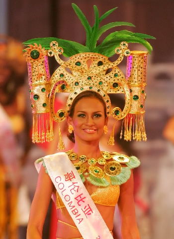 AP - El diseño de fantasía de la Señorita Colombia, confeccionado por Eric Pérez, con accesorios de L.A Cano, es una versión estilizada de las indias nacionales.