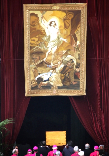 Reuters - En hombros fue sacado el cofre de ciprés con los restos mortales de Juan Pablo II, runbo a las catatumbas del Vaticano para ser sepultado en la tumba que ocupó Juan XIII.