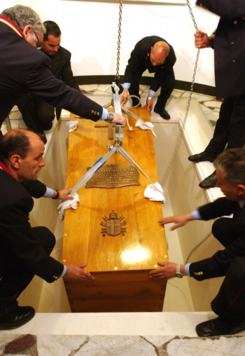 Reuters - En una ceremonia privada el Papa fue enterrado en la tumba que ocupó Juan XXIII.