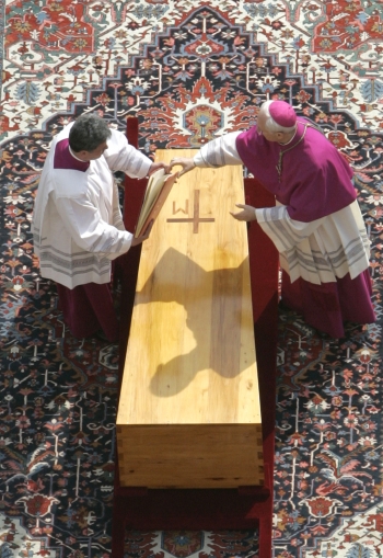 AP - El funeral fue celebrado por el cardenal Joseph Ratzinger, decano del Colegio Cardenalicio y muy allegado de Juan Pablo.