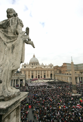 AP - Se calcula que dos millones de personas estuvieron en la Plaza de San Pedro, en las exequias del Santo Padre.