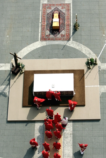 AP - Los funerales de Juan Pablo II son los más grandes de la era moderna. Adiós a Juan Pablo II, el papa viajero, el atleta de dios, el apóstol de la paz.
