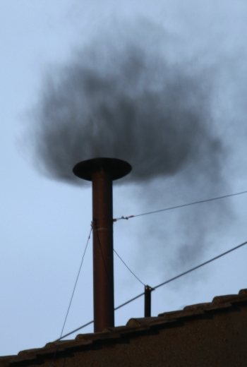 Reuters - La fumata negra salió por la chimenea de la Sixtina a las 20:06 p.m. (1:06 p.m.), tres horas y media después de que comenzase el cónclave, en medio de una gran expectación.