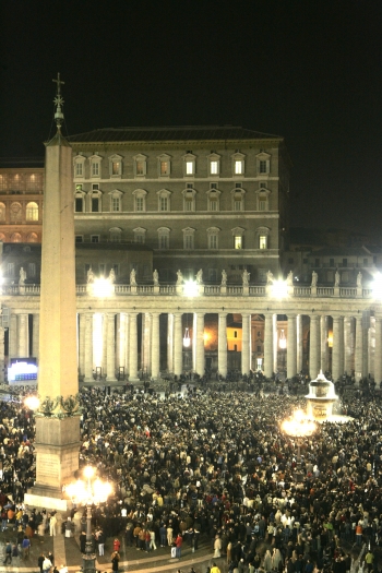 AP - Tras unos minutos de profundo silencio, tal y como solicitaron los prelados que están en el lugar, muchos fieles contemplan con cierta incredulidad las ventanas del tercer piso del Palacio Apostólico del Vaticano.