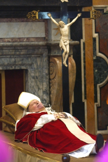 Reuters - Certifico que Su Santidad Juan Pablo II ... murió a las 21:37 (1837 GMT) del 2 de abril del 2005 en su apartamento en el Palacio Apostólico Vaticano de: shock séptico, colapso cardio-respiratorio irreversible, dijo el certificado médico.