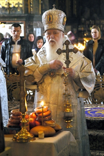 AP - En Kiev, la capital de Ucrania, el patriarca de los Ortodoxos celebró una misa en memoria de Juan Pablo II.