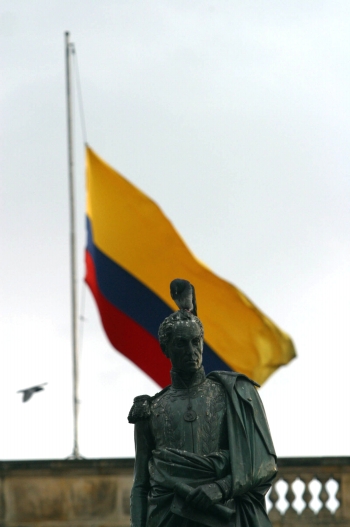 Colprensa - En el edificio del Congreso de la República, la bandera de Colombia se encuentra a media asta por la muerte del Papa Juan Pablo II.. El país está de luto.