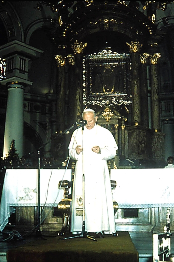 Colprensa - En la Basílica de Chiquinquirá, el Papa Juan Pablo II emitió un mensaje de amor por la Virgen María. Este fue uno de los pasos obligados del Sumo Pontífice en su visita al país: orar en la sede de la Patrona de Colombia.
