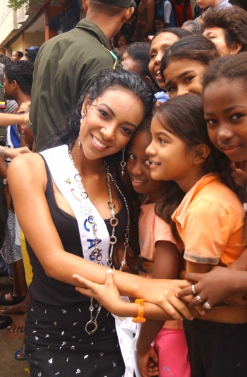 Colprensa - Los niños se acercaron con ternura a las candidatas durante su visita al barrio de las reinas en Cartagena.