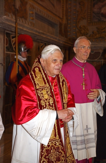 AP - La Iglesia católica eligió el martes como Papa al cardenal alemán Joseph Ratzinger, guardián de la doctrina y bastión del ala conservadora, en el primer cónclave del siglo.