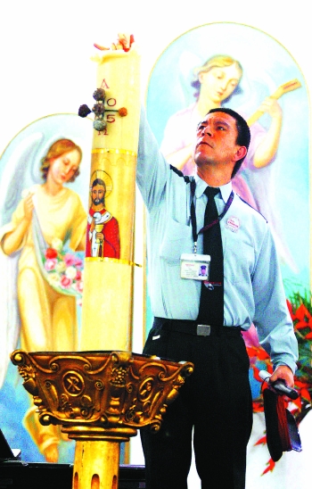 Róbinson Sáenz - En la Iglesia de La Candelaria el cirio se encendió antes de las cuatro. A la misa acudieron personas que querían rendir un homenaje al Papa.