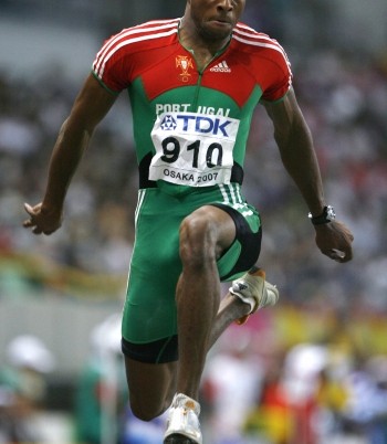 Reuters - El ganador en triple salto fue el portugués Nelson Evora, con un registro de 17.74 metros.