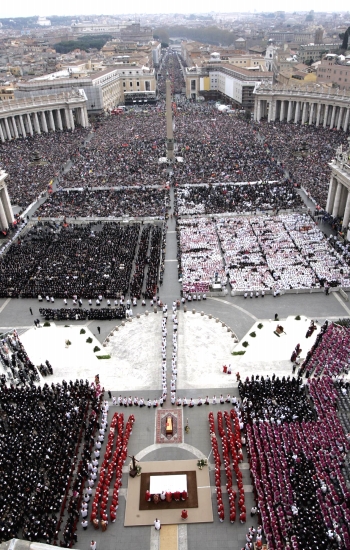AP - Se calcula que un millón de personas asistieron al funeral de Juan Pablo II.