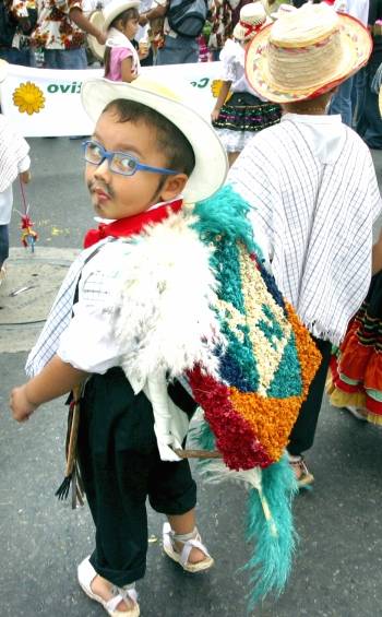 Diego González - Los niños marcharon vestidos de campesinos y campesinas.