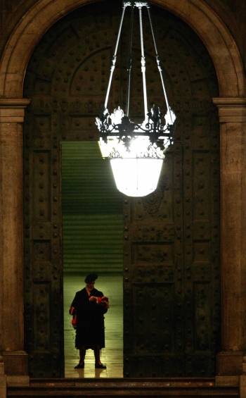 Reuters - El Papa, cuyo nombre de pila era Karol Wojtyla, falleció a los 84 años. El Santo Padre murió esta tarde a las 21.37 horas (18.37 GMT) en su apartamento privado.