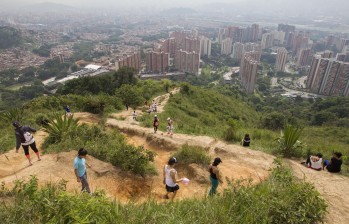 Al cerro, que tiene una parte en el corregimiento de Altavista y otra en Belén, ascienden diariamente habitantes de Medellín a realizar prácticas deportivas y recreativas. FOTO Manuel saldarriaga