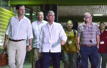Los generales en retiro Jorge Enrique Mora Rangel y Óscar Naranjo, volverán a la mesa de negociaciones para el inicio del ciclo 35. Ambos seguirán con la pedagogía por la paz. FOTO colprensa