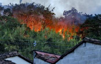 La imagen corresponde a un incendio forestal cerca de un sector residencial en el municipio de Sabaneta este mes. FOTO Juan Antonio Sánchez