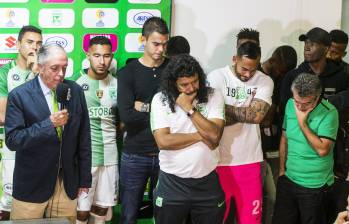 Los jugadores respaldaron a Lillo tras la eliminación. FOTO JAIME PÉREZ