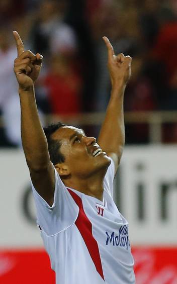 Carlos Bacca y una celebración que se ha vuelto costumbre en la Liga de España. FOTO REUTERS
