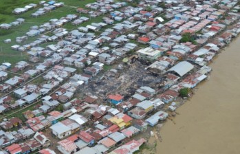 Incendio en el barrio Benjamín Hidalgo de Riosucio, Chocó, dejó al menos 250 damnificados y 49 casas destruidas. Gobierno trabaja en su reconstrucción. FOTOS FAC, Emerson Mena y cortesía