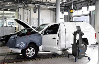 En la foto un Volkswagen Amarok conectado a una computadora durante una actualización del software en una estación del servicio en Berlín. Muchas de estas pruebas fueron fraudulentas. FOTO AFP