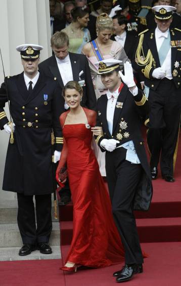 El rojo, otro de sus colores favoritos. Este vestido lo usó en el matrimonio del príncipe de Dinamarca en 2004. Foto Reuters. 