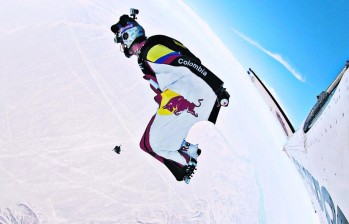 El antioqueño hizo parte del equipo Air Force Red Bull, para realizar saltos en diferentes partes del mundo. FOTO cortesía Red Bull