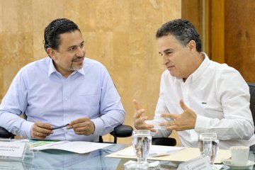 El alto comisionado para la Paz, Miguel Ceballos, y el gobernador de Antioquia, Aníbal Gavíria Correa, se reunieron para coordinar acciones en el marco de la Zona Futuro del Bajo Cauca. FOTO: Cortesía OACP
