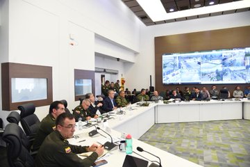 El presidente Iván Duque preside este sábado una reunión en el PMU para evaluar las medidas de seguridad del viernes. Además realizó una visita a los agentes de Policía tenía heridas. Foto: Colprensa. 
