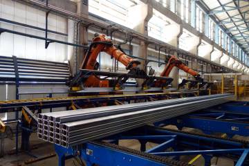 Los robots apiladores pueden movilizar cargas de hasta 480 KG y trabajar 24 horas al día, aumentando la productividad en un 20 % y mejorando la calidad de vida de nuestros colaboradores.