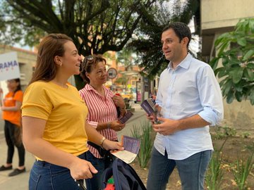 El contacto con la ciudadanía ha sido clave en su campaña. FOTO Cortesía 