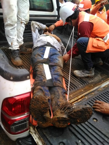 El conductor del camión fue rescatado con vida, inmovilizado y trasladado luego al hospital de Tutunendo. FOTOS cortesía WÁLTER ARANGO