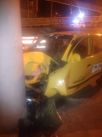 Taxi chocó contra un puente de Itagüí en la madrugada del viernes. FOTO CORTESÍA 